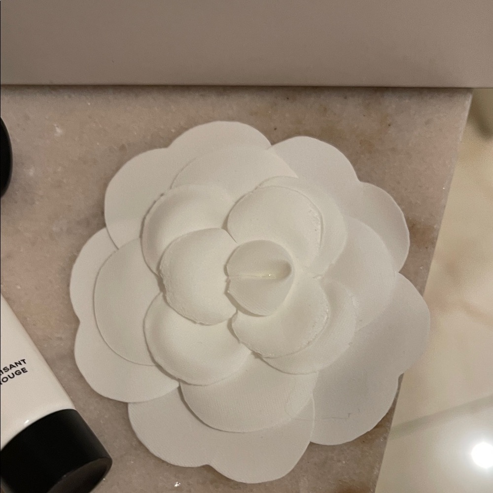 No.1 De Chanel Revitalisant Au Camellia Rouge Serum - Picture 7 of 8